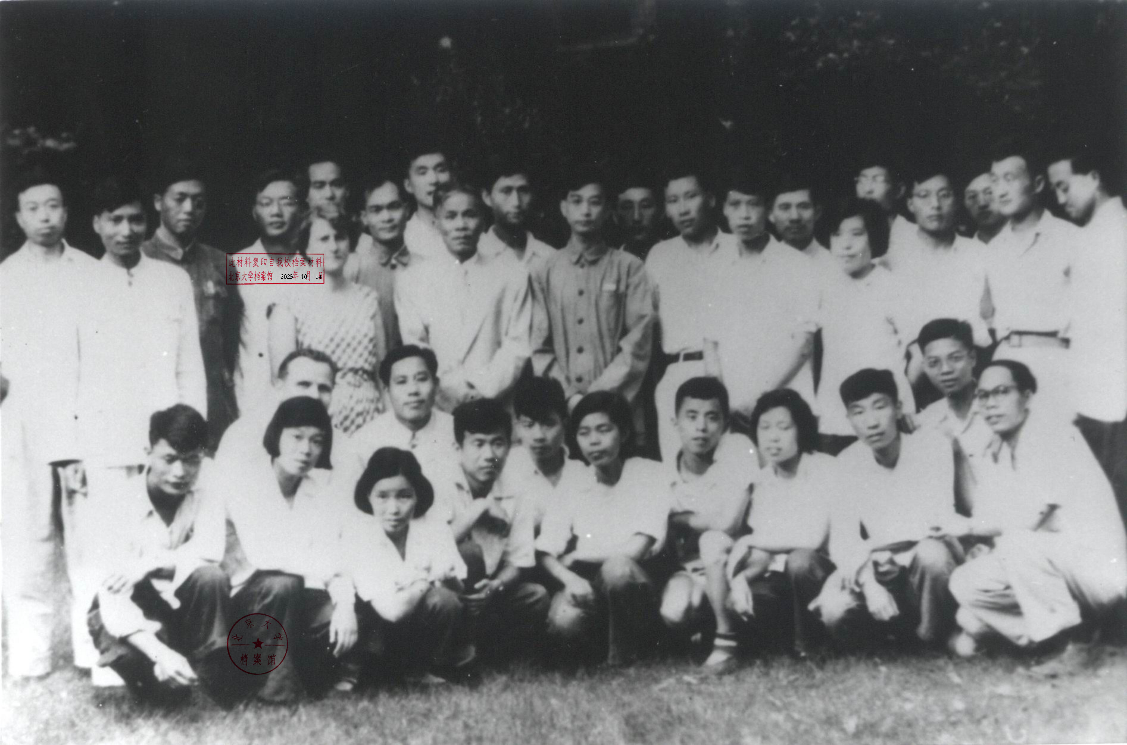历史系1952级毕业生与翦伯赞（三排左3）等合影.jpg